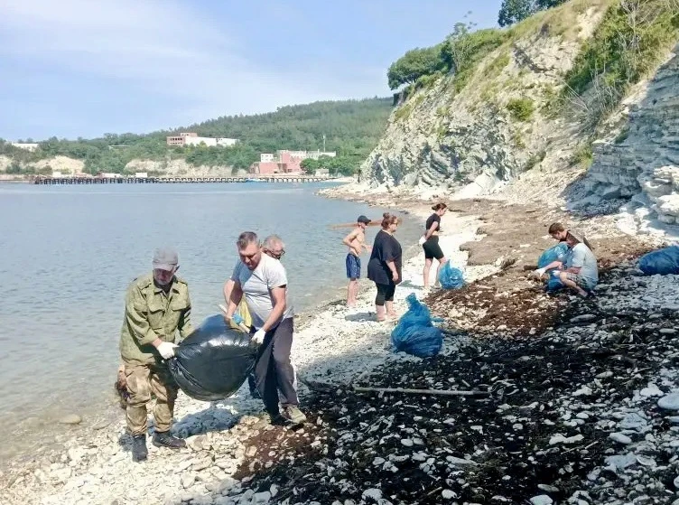 🌿 Чистый берег — своими руками!

На прошлой неделе ранним утром самые неравнодушные жители Голубой 