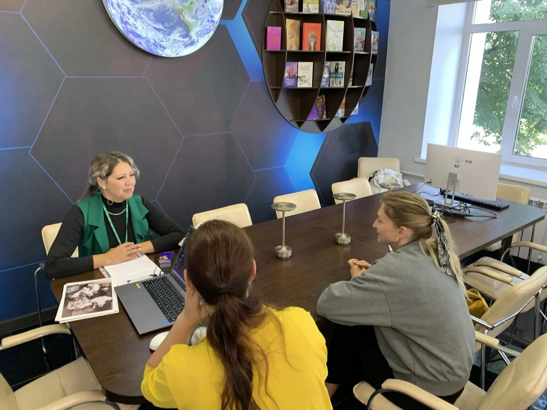 Сегодня в библиотеке «Книжная галактика» царила особенная атмосфера — атмосфера уюта, д...