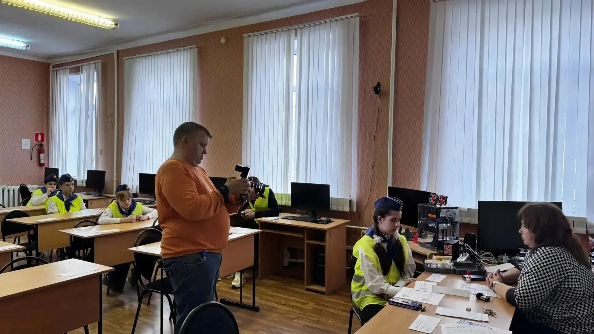 🚦 Безопасность на дороге: что думают наши старшеклассники?    Недавно мы провели анкетирование среди