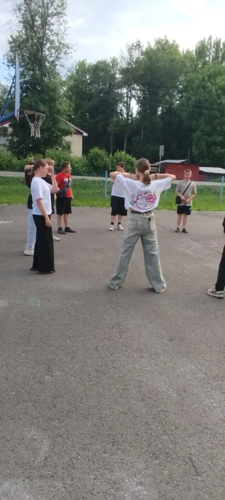 9 июня на спортивную площадку МОУСОШ. 2 пришли ребята 5 класса. Классный руководитель провела с  ним