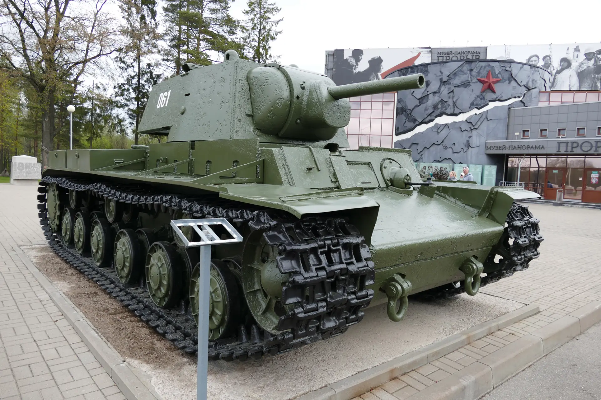 Нынешнее состояние одного из двух тяжелых танков КВ-1, находящихся на Невском пятачке. Танк с серийн