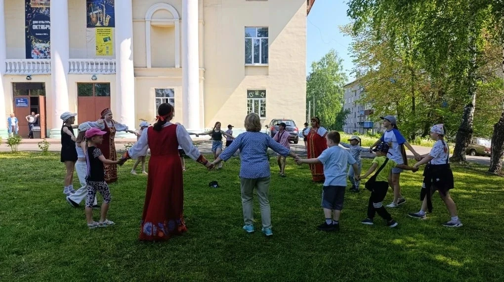 12 июня — День России! 🇷🇺

Родина начинается с семьи, с родного двора, с друзей рядом. В этот праз