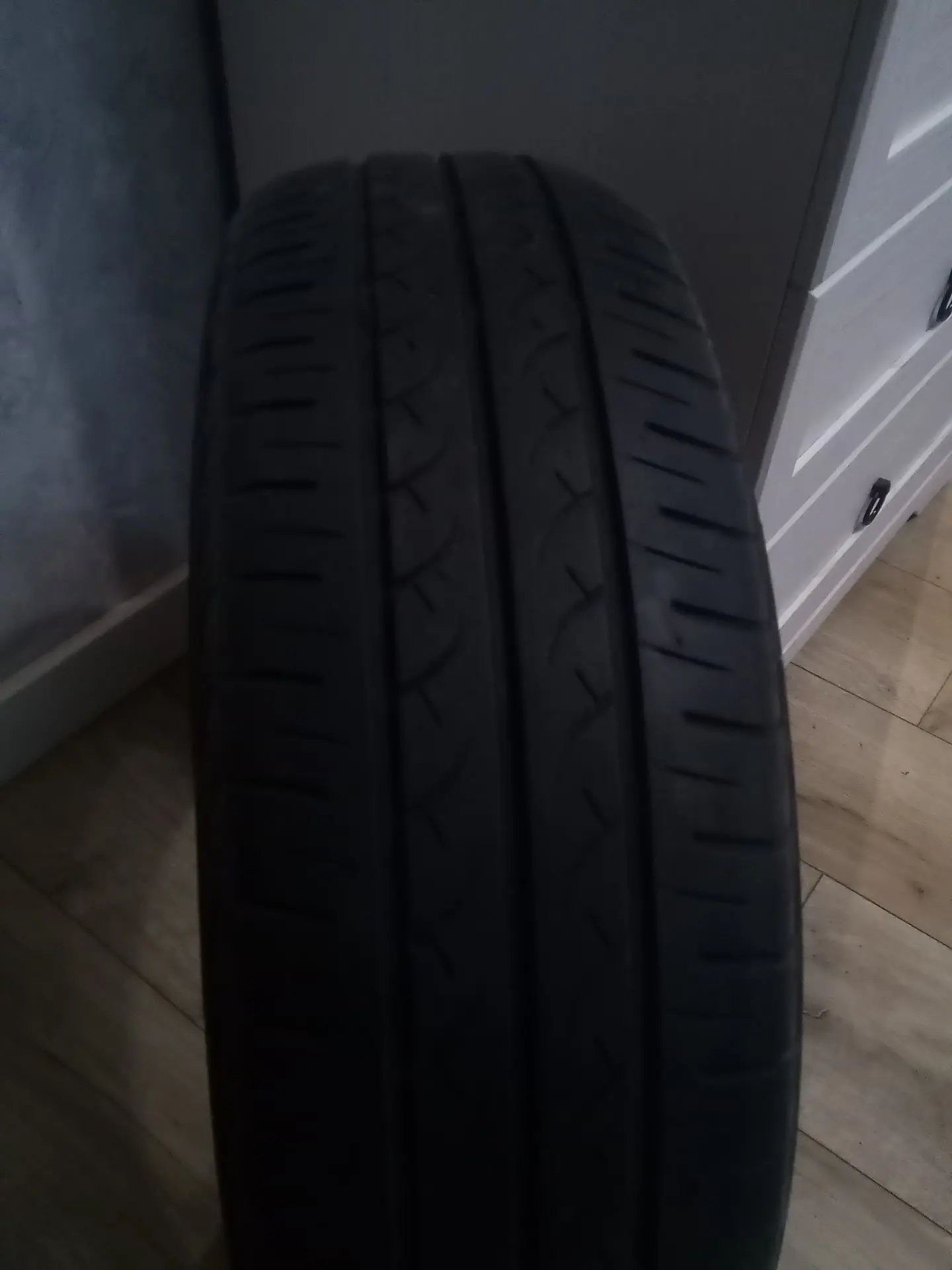 1. Шина 1 шт. Якохама 175/65 R14 82T подойдёт на запаску