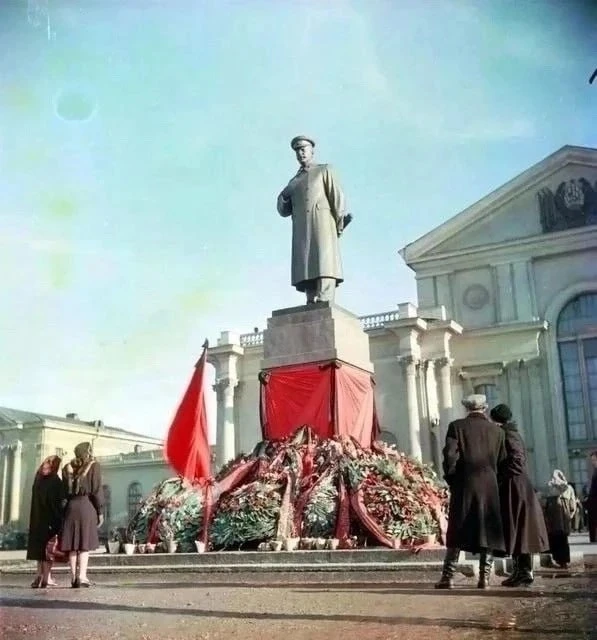 Памятник И.В. Сталину в Вильнюсе в дни траура, март 1953 года.