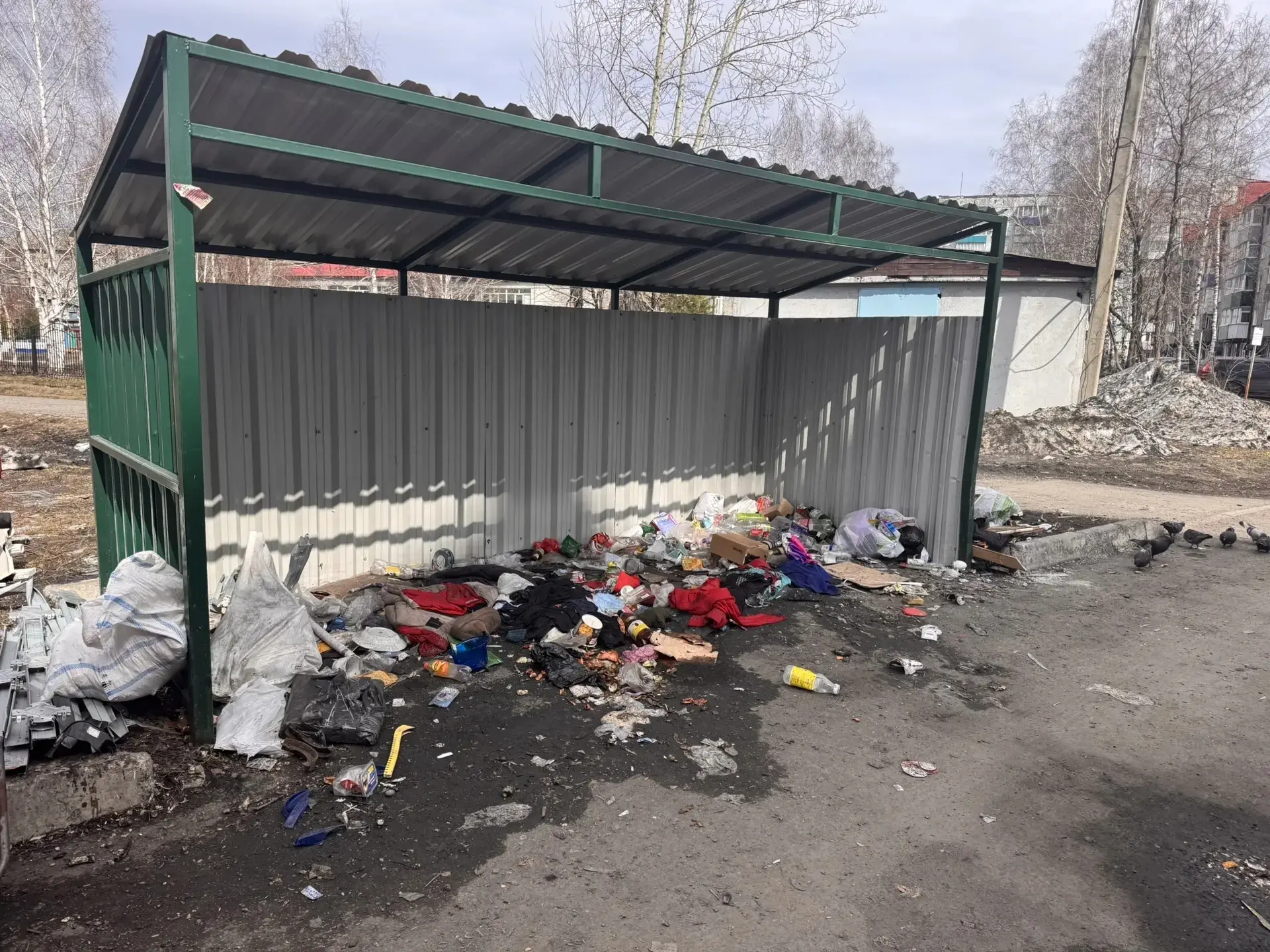 Такая ситуация практически во всем городе, на фото пр. Строителей, д.73. Работники регионального опе