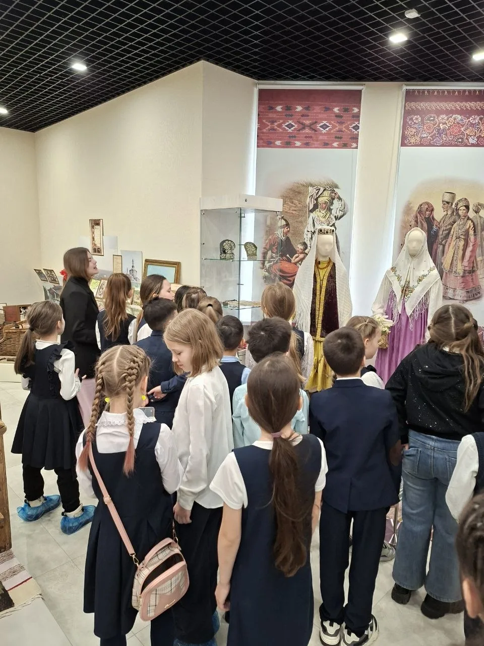 Сегодня 2 «Г» класс побывал в Краеведческом музее Высокогорского района! 🏛️ Ребята узнали о традиция