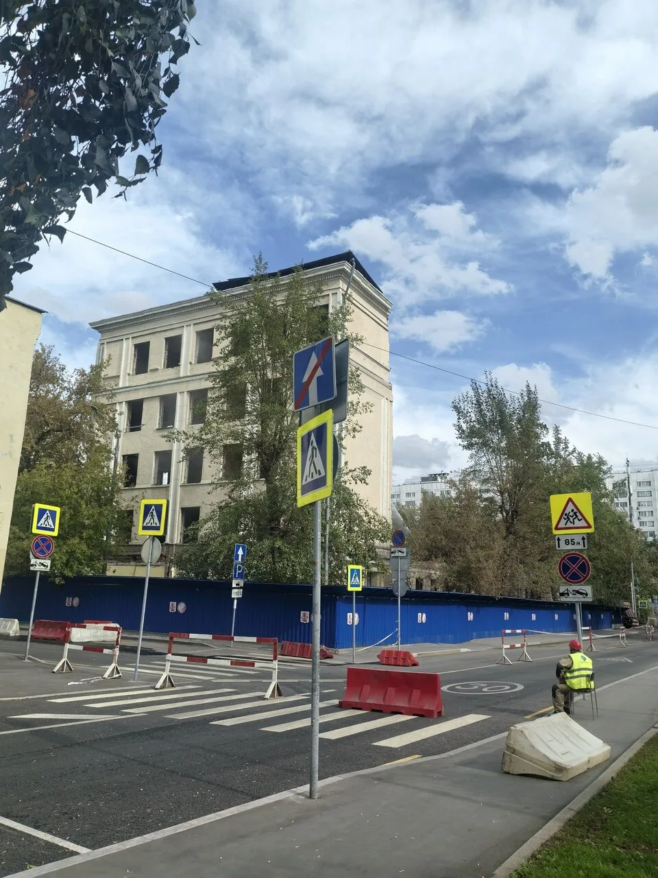 В Большом Факельном переулке, 23, разбирают здание.