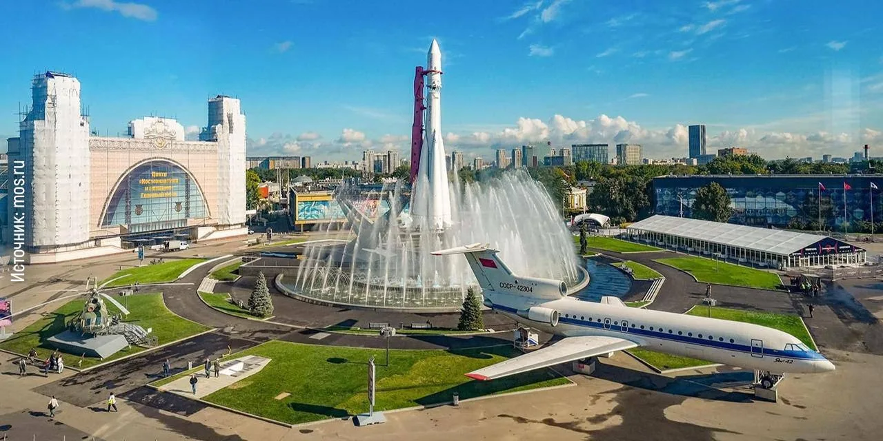 Грустим, что лето кончилось, но не сильно. Потому что солнце ещё светит, листья только ...
