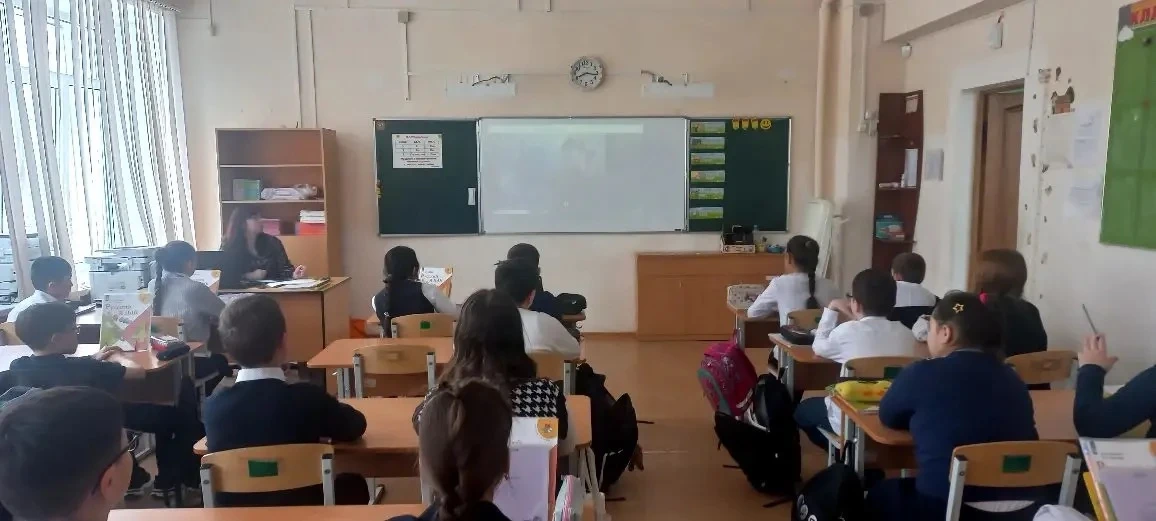 🌍✨ ТОРЖЕСТВЕННАЯ ЛИНЕЙКА 💥  В нашей школе состоялась торжественная еженедельная линейка.  👏 В рамках