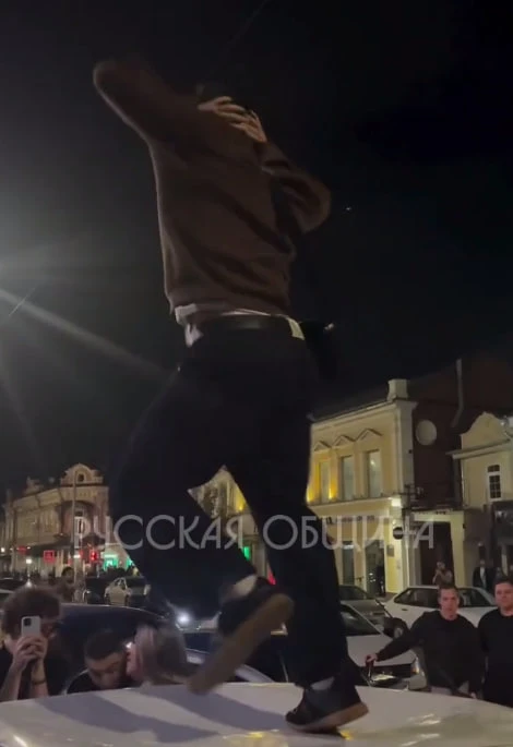 19-летний саратовец извинился за свой "перфоманс" на крыше автомобиля