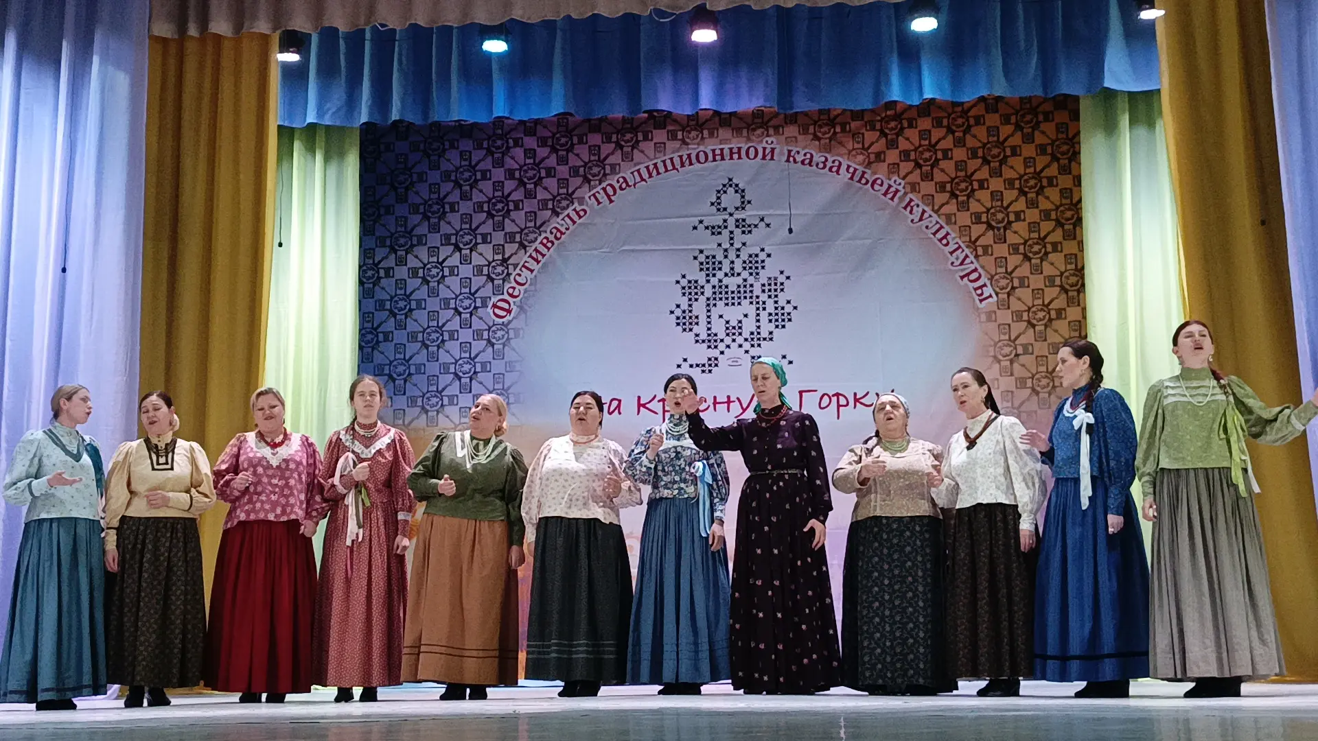 Праздничная программа подходит к концу. Сейчас на сцене выступает самобытный молодёжный...
