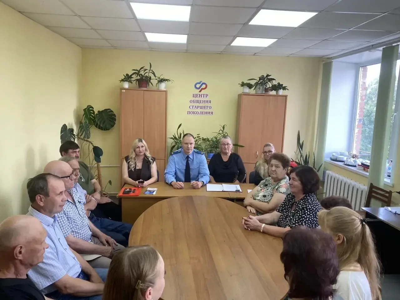 Прокурор Сандовского района Максим Кузнечик провёл встречу в Центре общения старшего по...