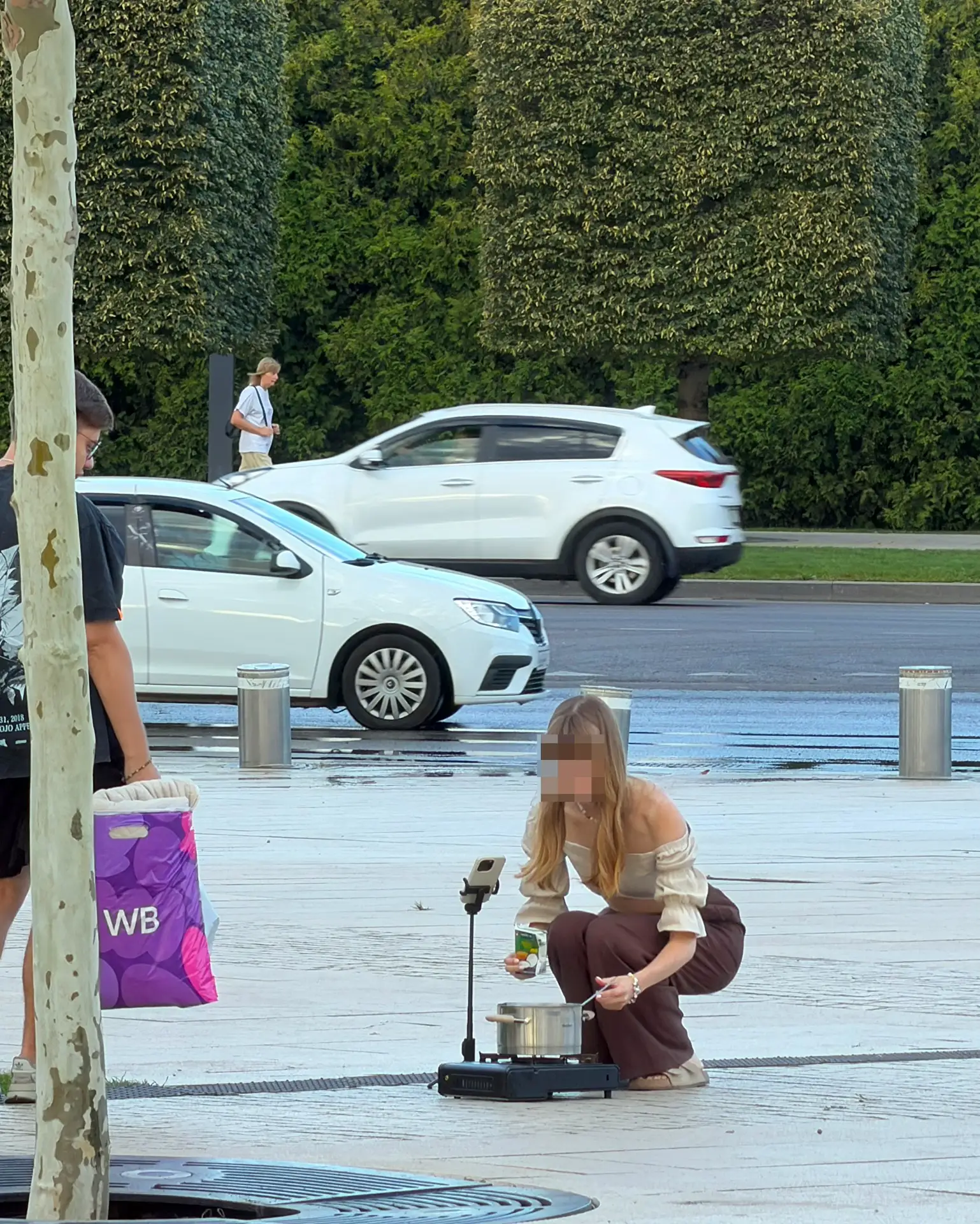 Девушка в Парке варит кашу 🥣😁 Что только здесь не увидишь!