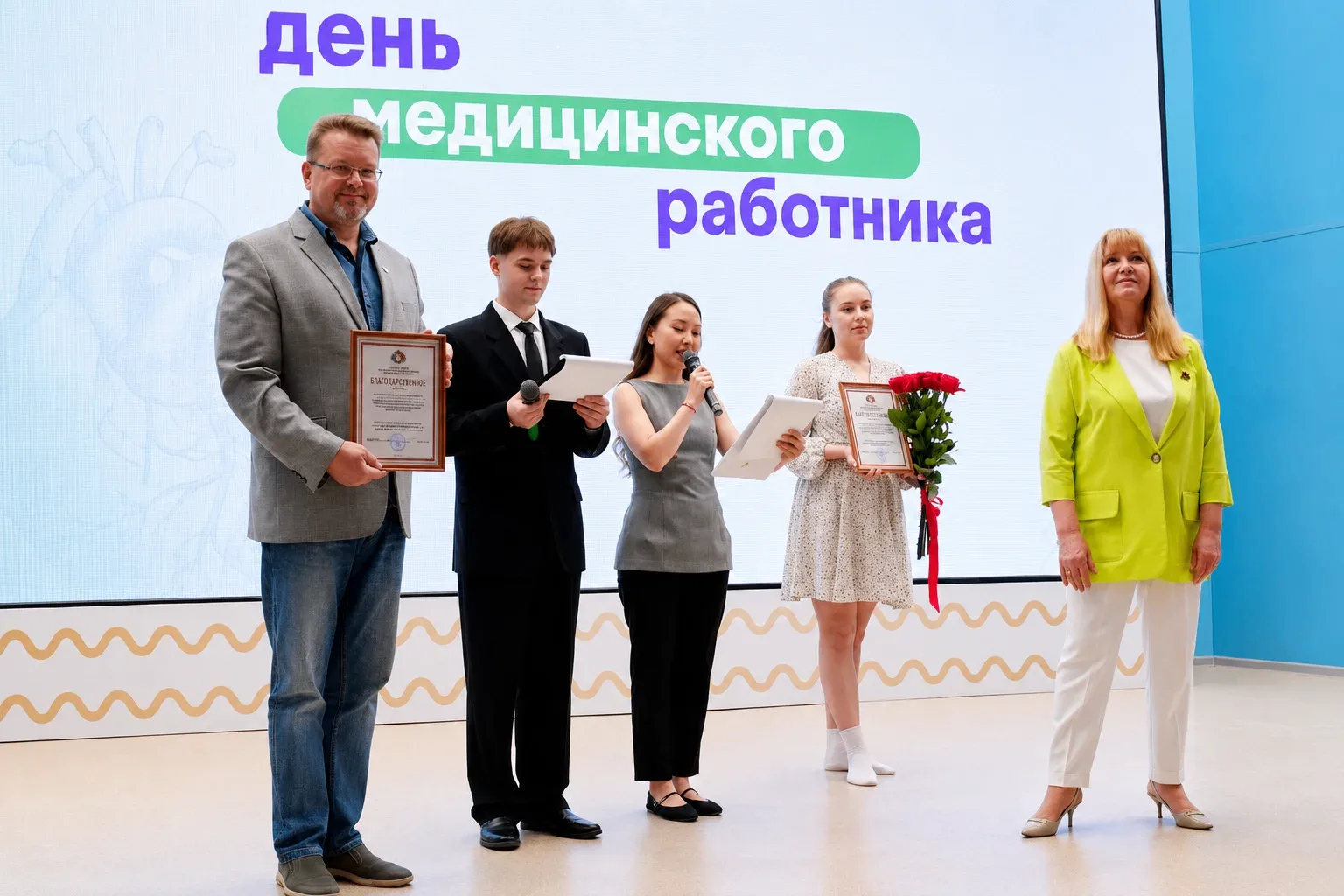 В преддверии Дня медицинского работника сотрудникам Амурской ГМА вручили награды Законодательного Со