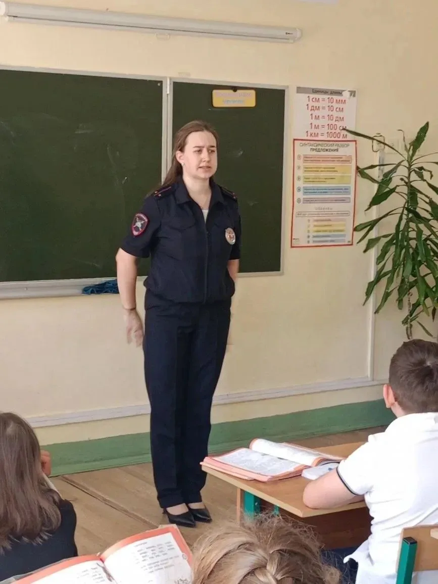 В школе №67 прошла беседа по безопасности дорожного движения с инспектором ГИБДД.   20 мая инспектор