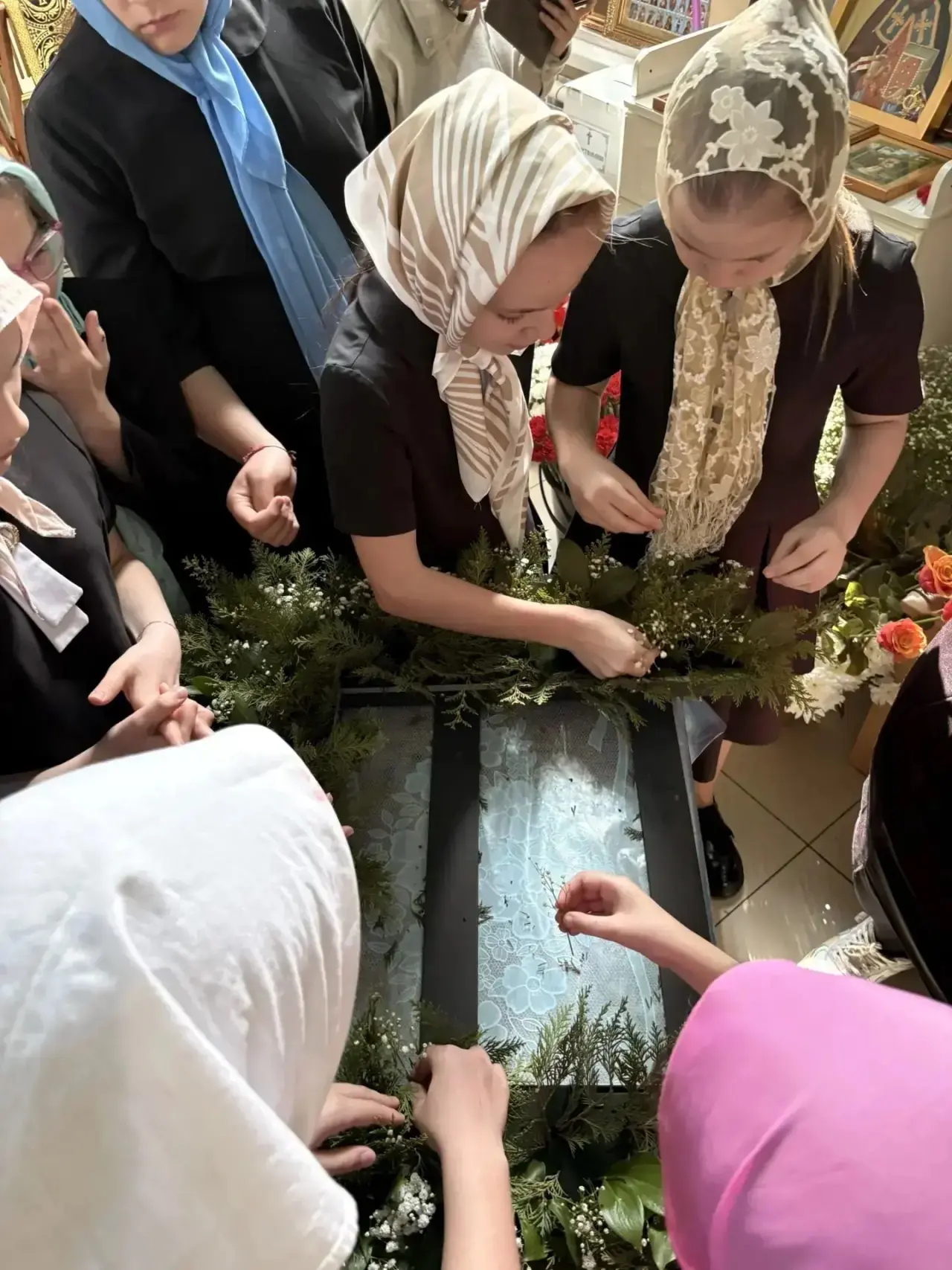 Уроки флористики для юных благородных девиц продолжаются.  Сегодня для учениц 5 "А" класса, учащихся