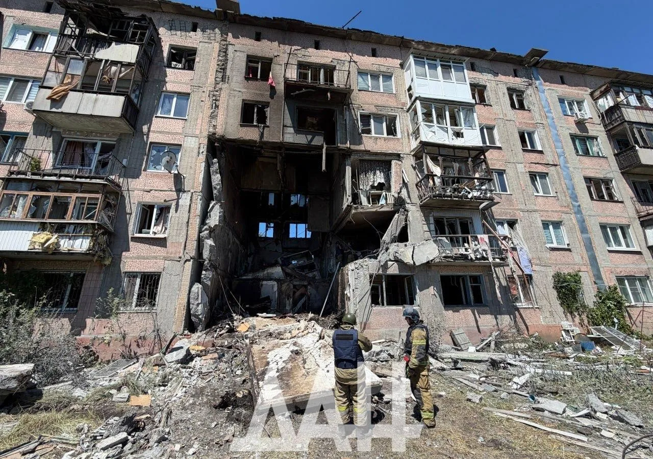 ‼️🇷🇺🇺🇦 Враг атаковал пятиэтажку в Горловке, обрушился целый подъезд, погибли люди