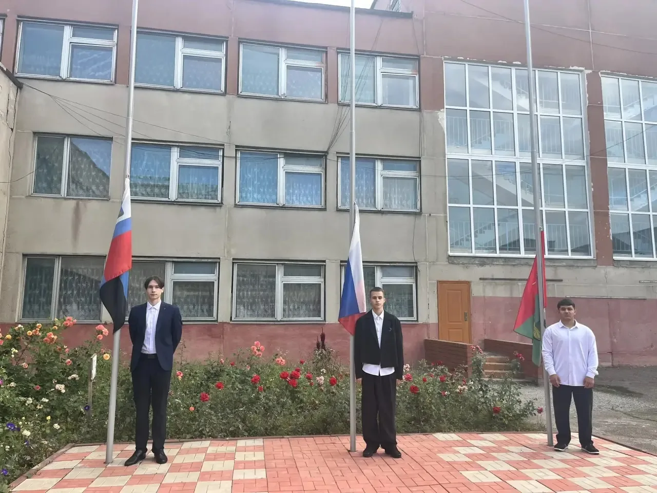 🎉 Торжественный старт учебной недели в МБОУ «ЦО‑СШ №22»!