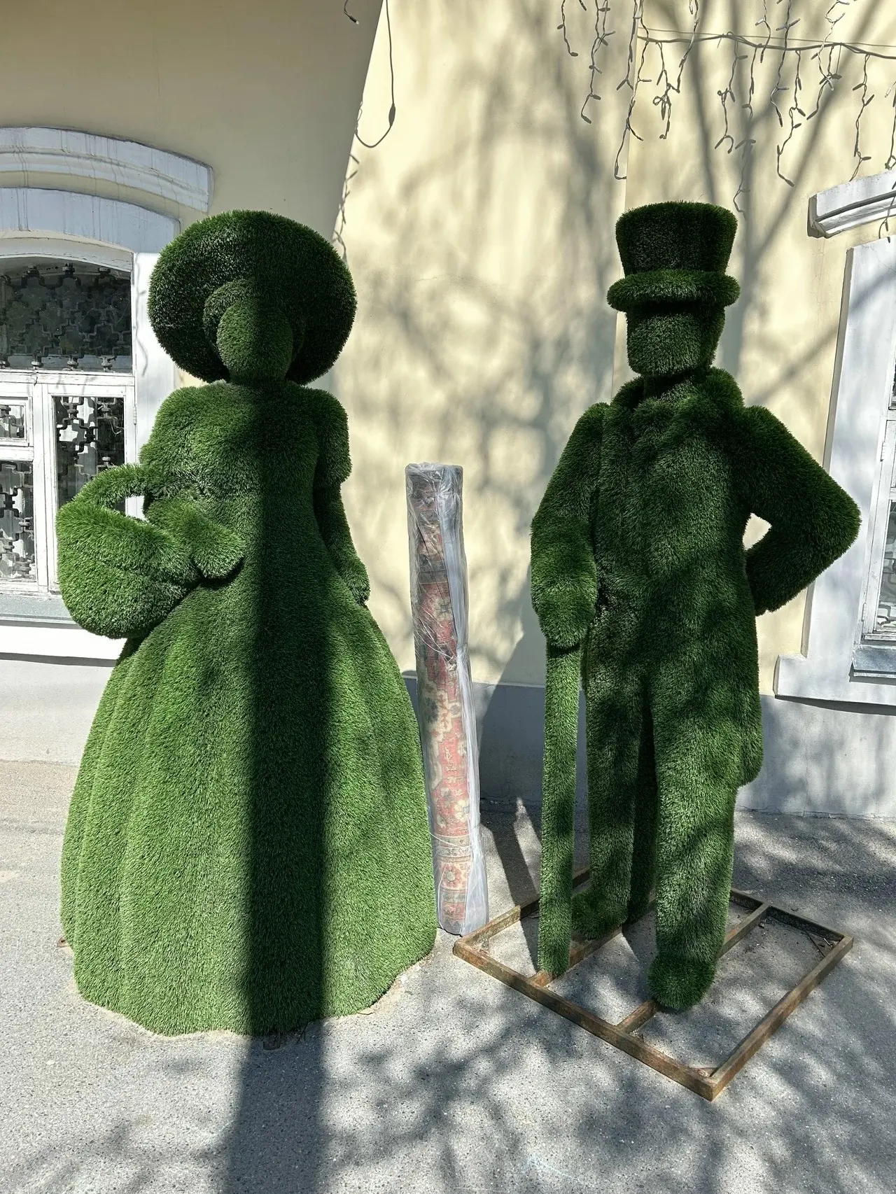☺ РУКИ В БОКИ, ГРУДЬ КОЛЕСОМ. Он мог подарить цветы - завянут. Духи - закончатся. Конфеты - съедятся