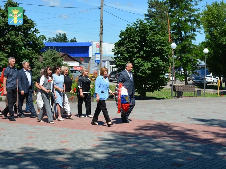 Сегодня, в День памяти и скорби, в селе  Петропавловке прошла церемония возложения венка и цветов к 