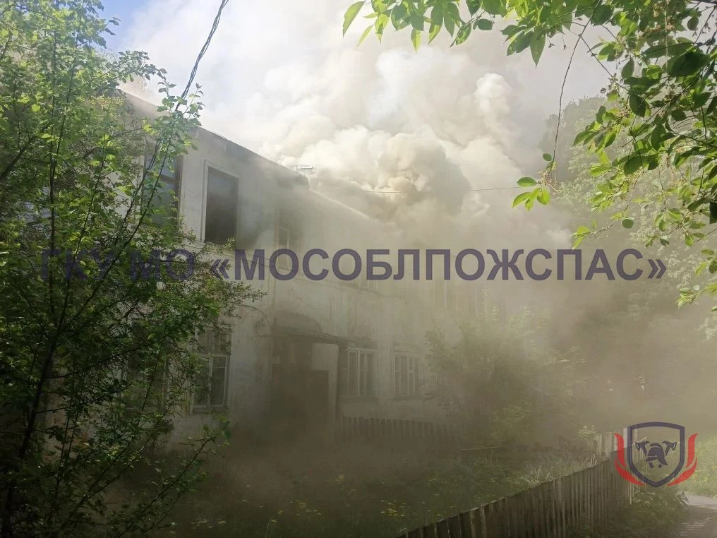 Срочный вызов! Пожарные тушат вспыхнувший жилой дом в округе Щёлково ⬇️  📲 Сегодня утром в единую сл
