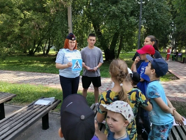 👮🏻‍♀️💬В Самарской области сотрудники Госавтоинспекции напомнили ребятам правила доро...