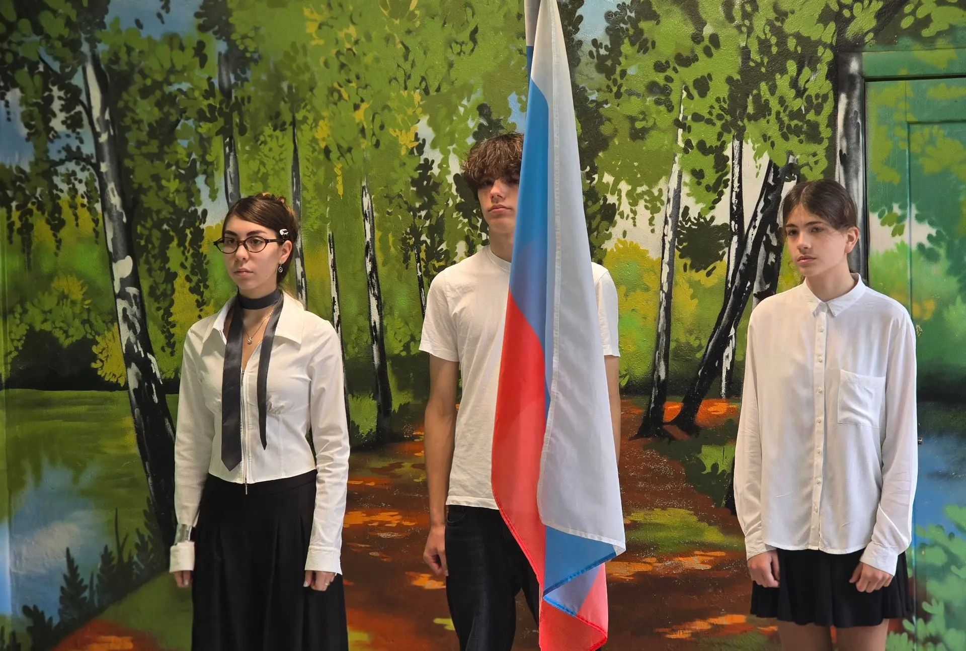 Открыли торжественной линейкой новую рабочую неделю.