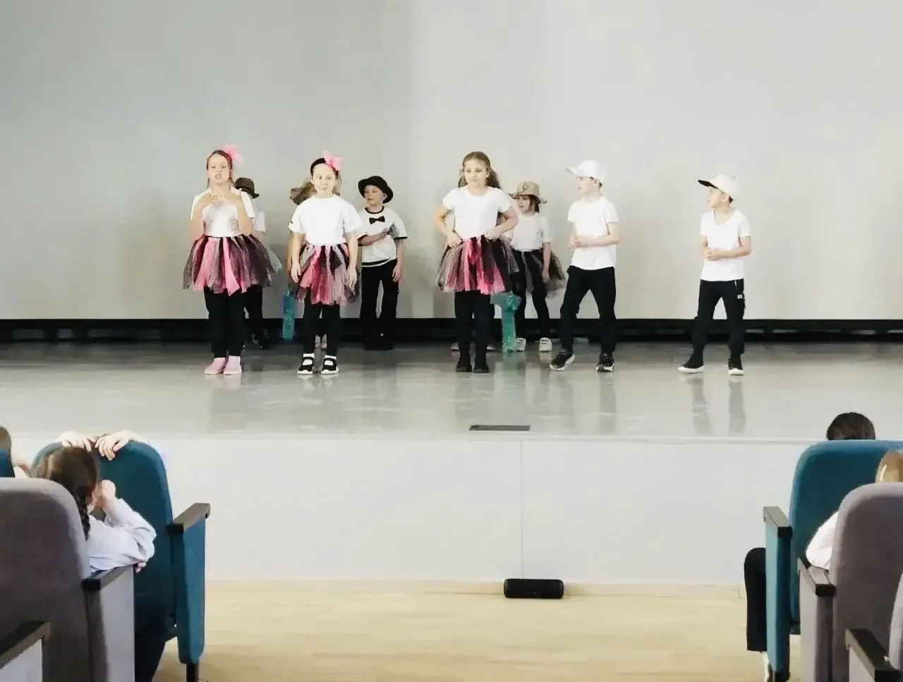 🎭 Всемирный день театра в нашей школе! В преддверии праздника в нашей школе прошел установочный сбор