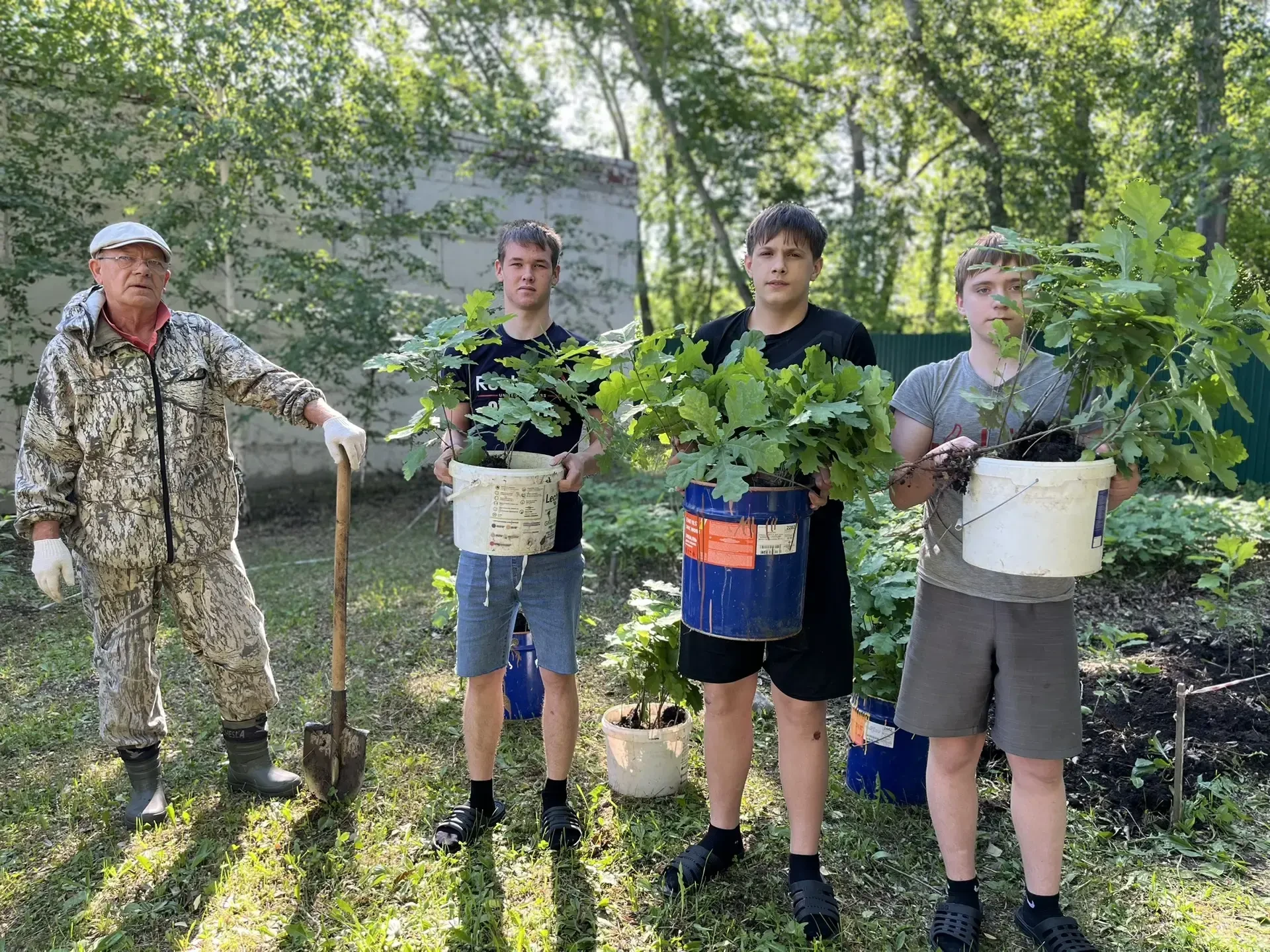 🌳Новые зелёные лёгкие для Челябинска: воспитанники СРЦН вырастили дубочки для города!

Воспитанники