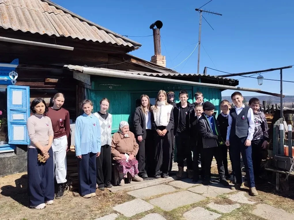 Ученики 6 «А» и 6 «В» классов оказали помощь ветерану труда, ребёнку войны Рахалиной Га...