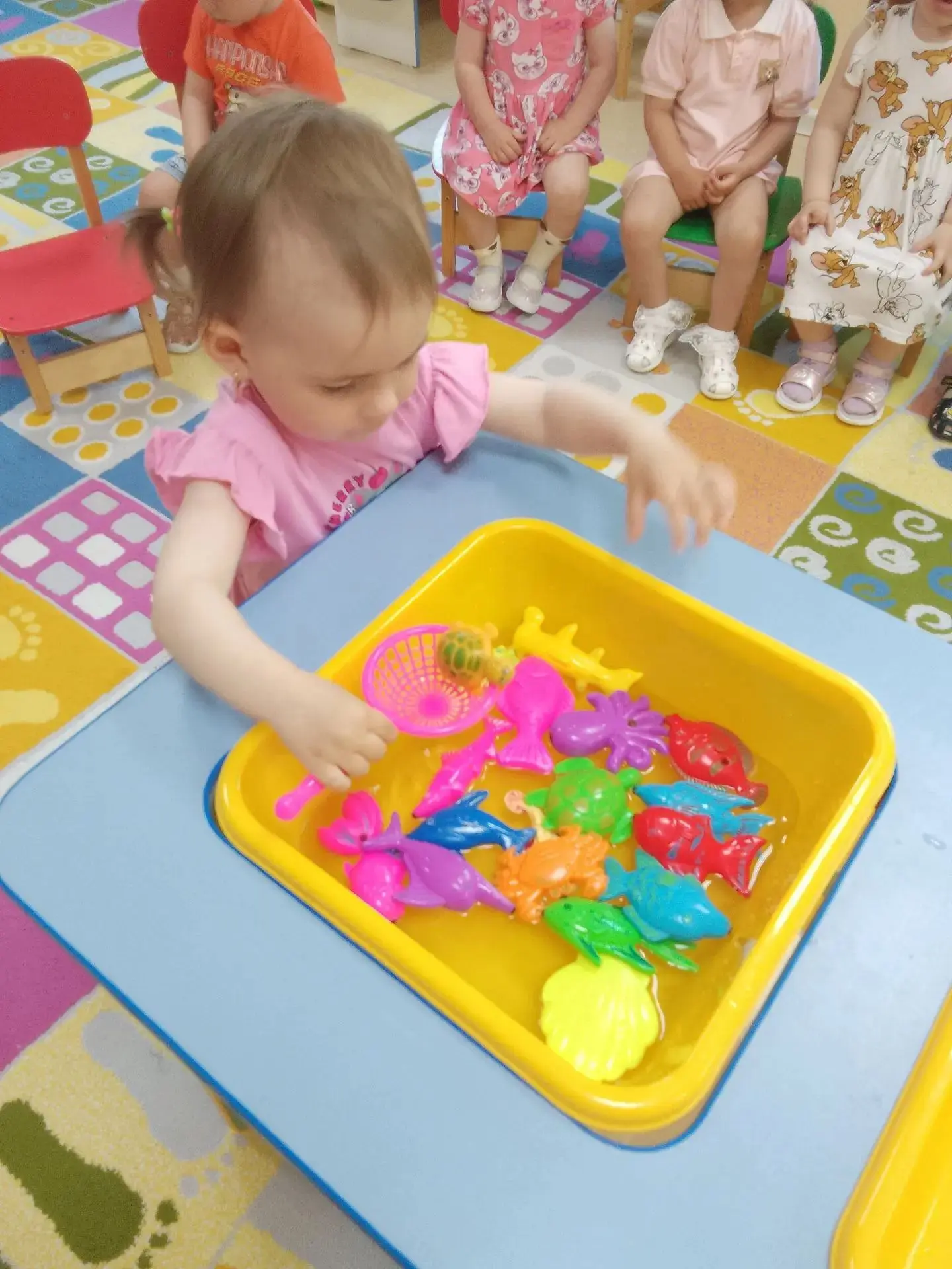 Игра  " Поймай рыбку"
#нашималыши
#игрысводой
