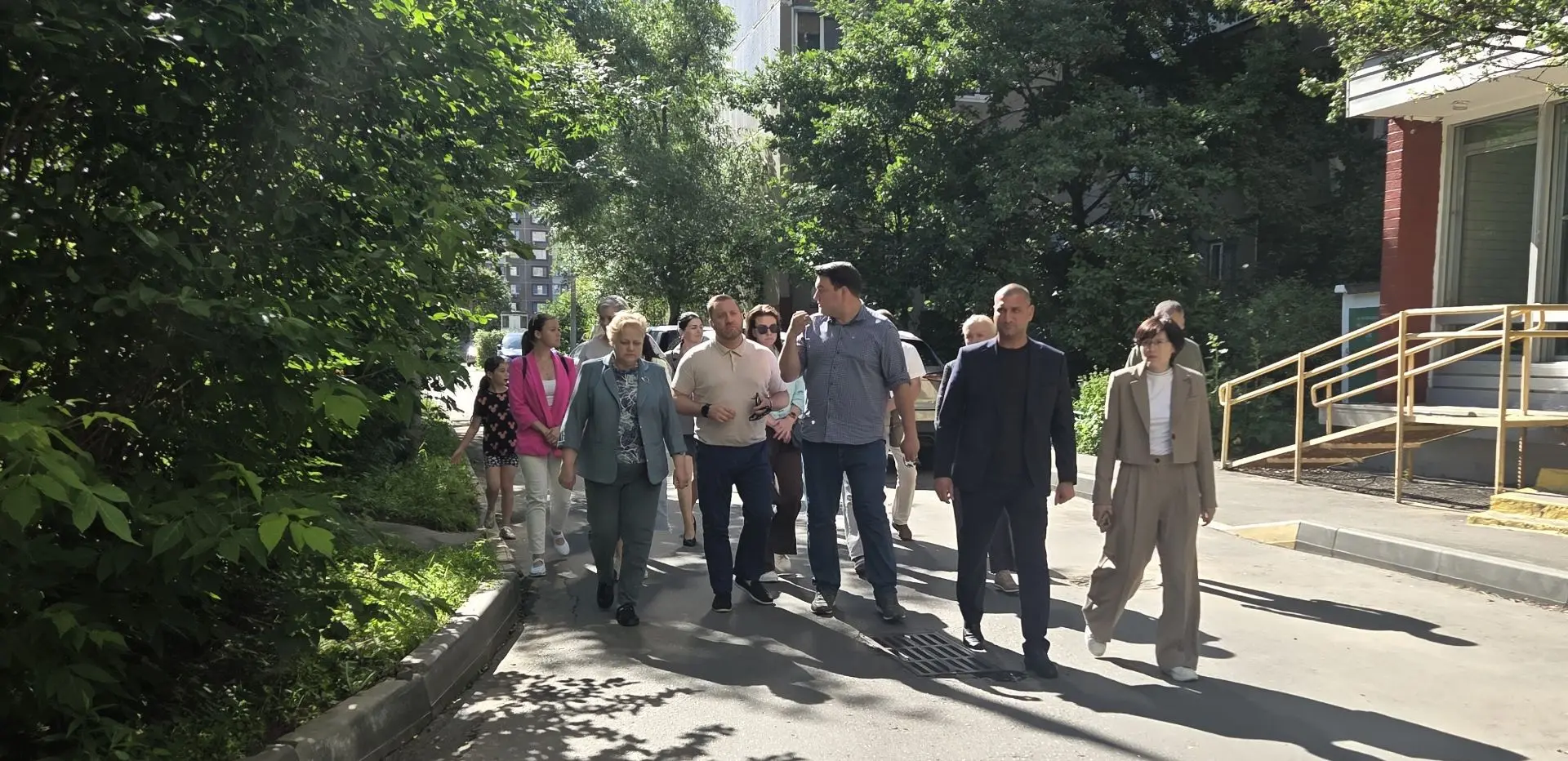 23 июня глава управы района Крюково Игорь Александрович Костин провел обход в 18 микрорайоне. Маршру