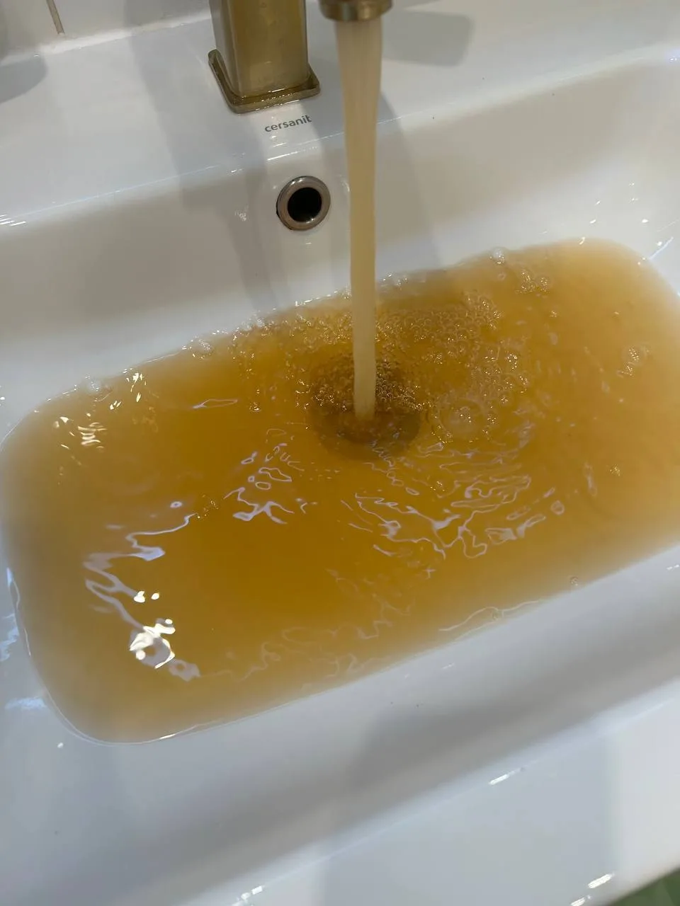 Мира 34 А отключили весь дом от горячей воды до 07.09. Холодная вода течет желтая и гря...