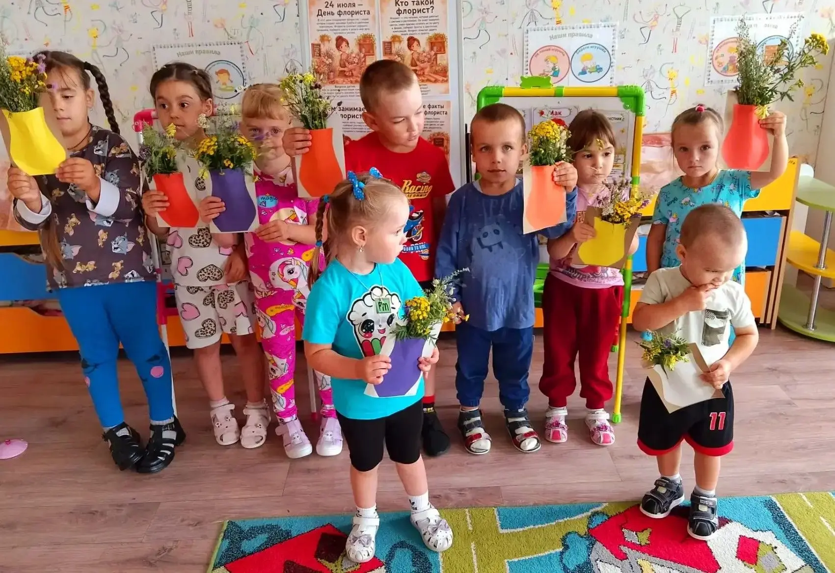 24 июля в детском саду отмечался День флориста.
Занятие началось с знакомства с профессией. Ребята у