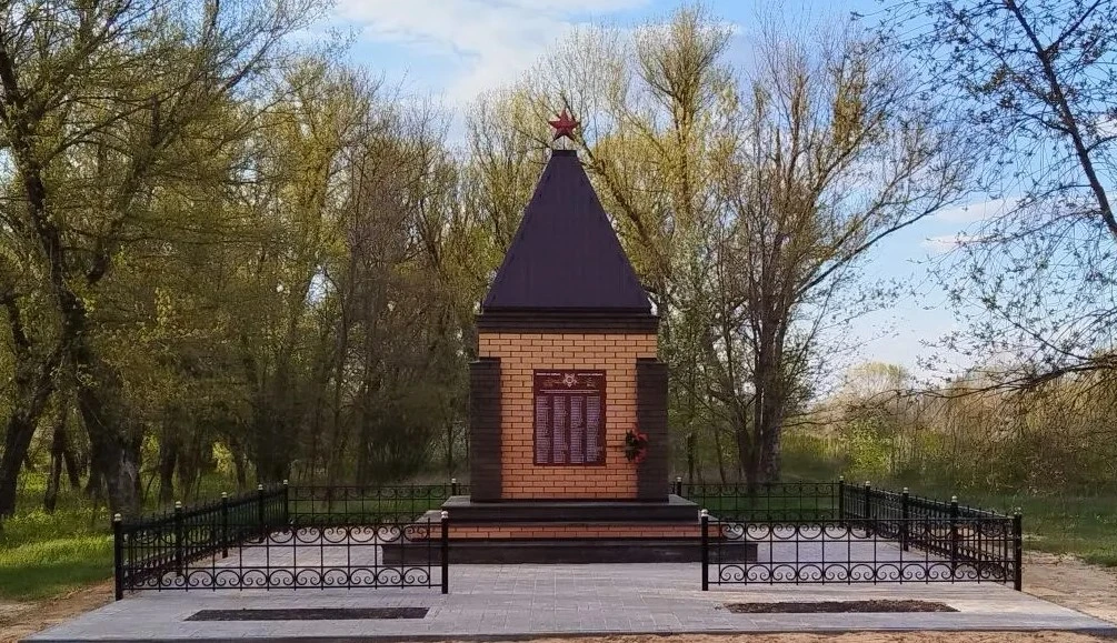 Завершены работы по благоустройству территории памятника в селе Полтавка, Дьяченковского сельского п