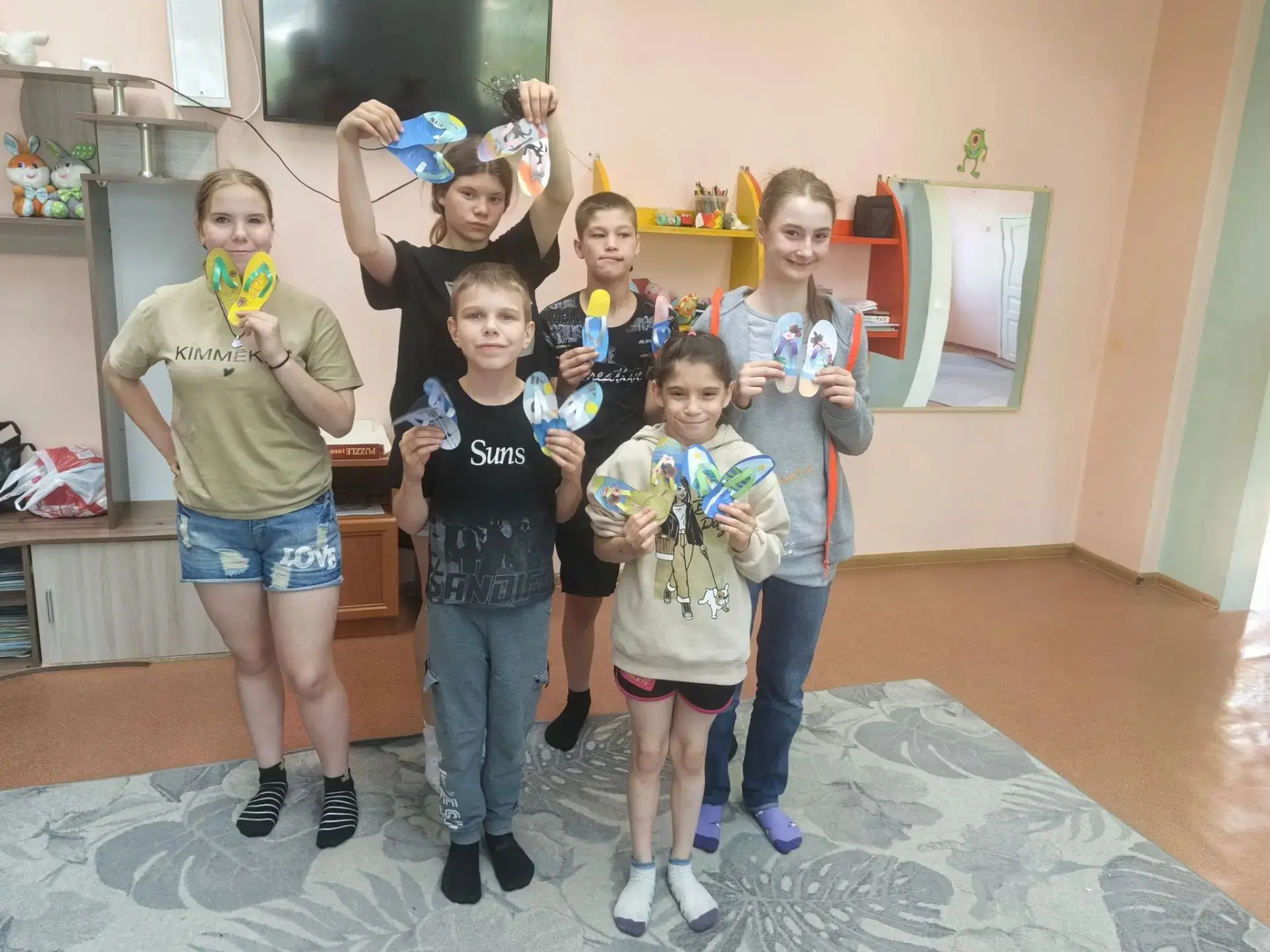 🩴🎨 Сланцы как холст: Ребята 1 отряда создали неповторимые летние шедевры! 🎨🩴

Этим летом сланцы 