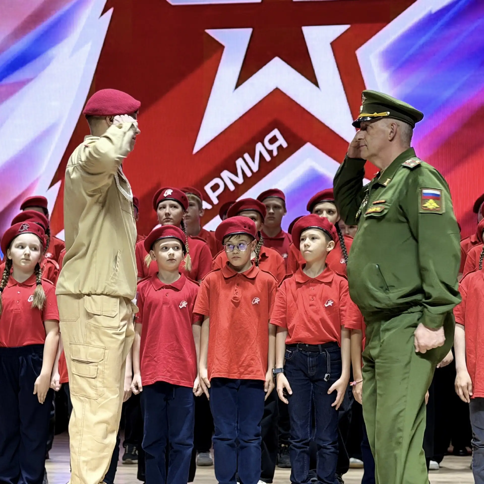 Строевой чеканя шаг 🫡

22 мая в молодежном центре «Сибирь» состоялась торжественная церемония посвя