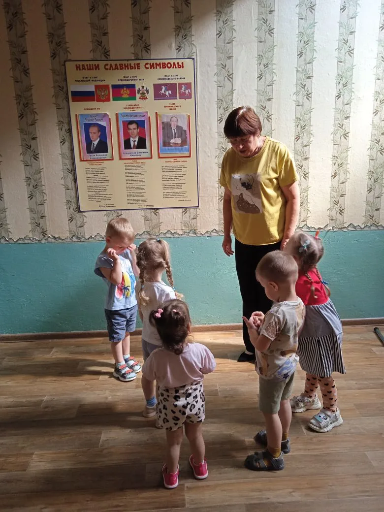 В ясельной группе в преддверии Дня России прошло познавательное занятие для малышей.