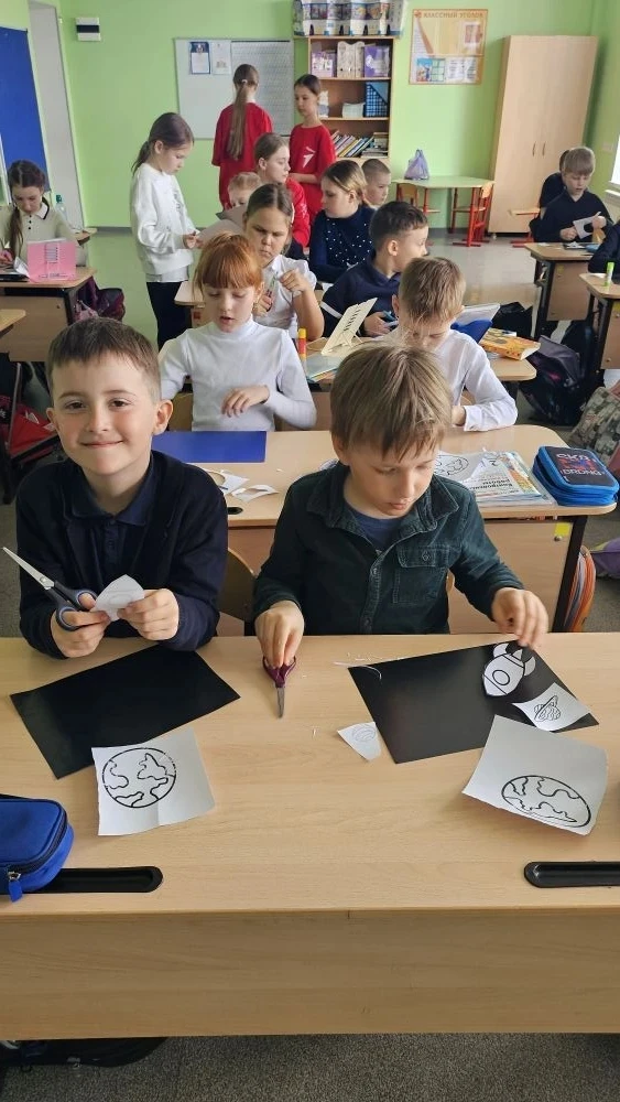 📢 В 2 «А» классе прошёл тематический классный час!  В преддверии Дня космонавтики, который отмечаетс