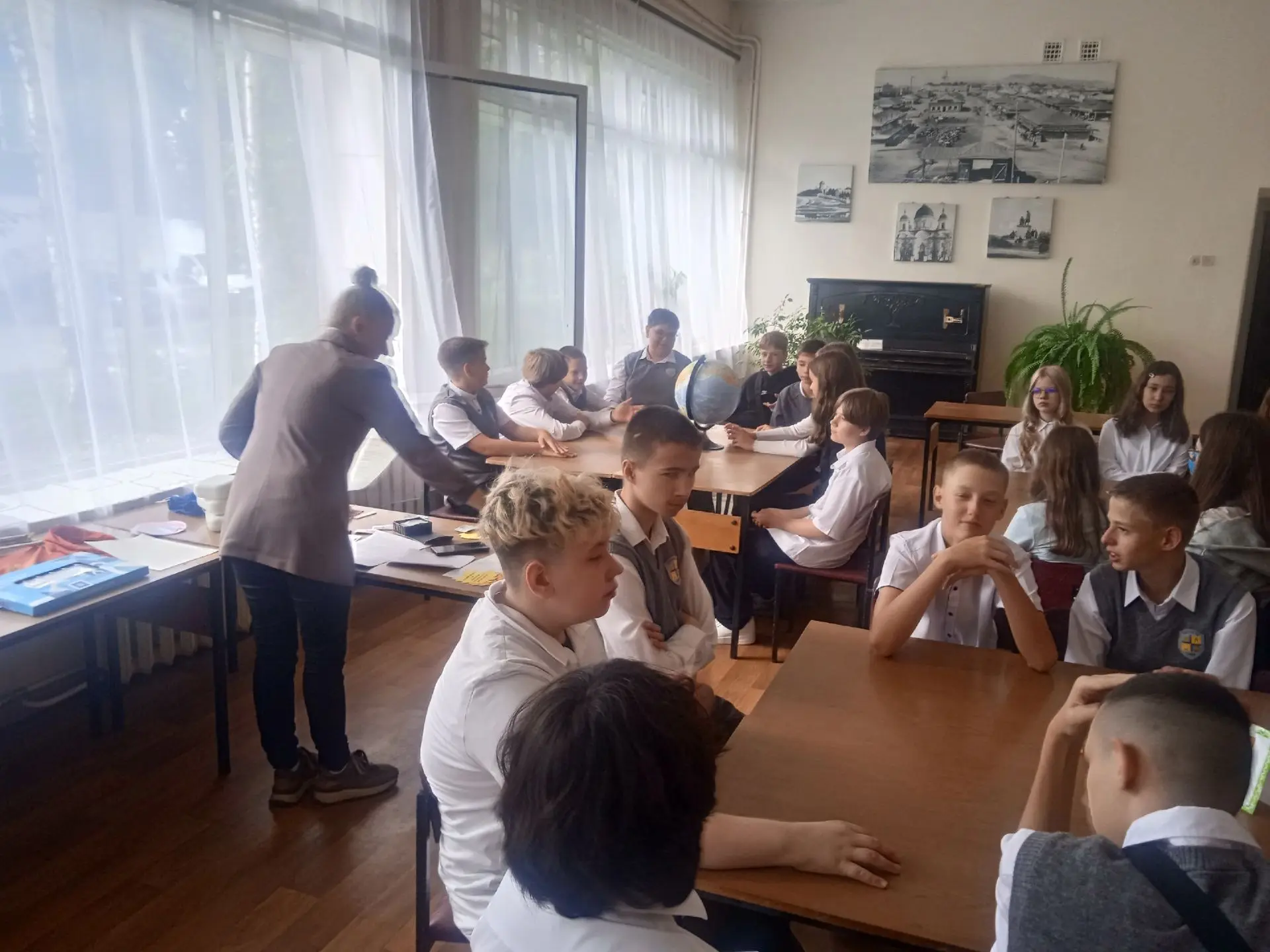 📚 В День знаний учащиеся 7а класса посетили городскую детскую библиотеку, где приняли ...