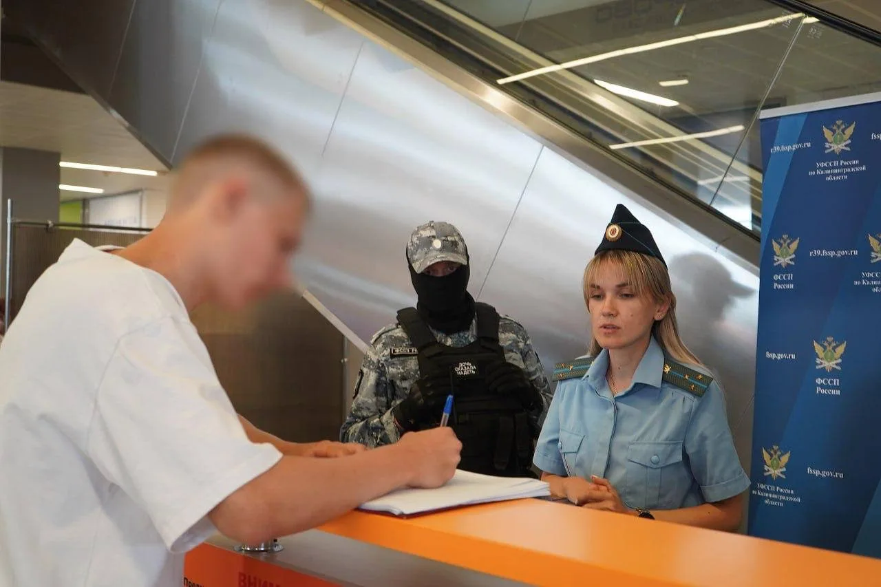 В аэропорту Храброво проходит операция «Должник»: приставы вместе с полицейскими провер...