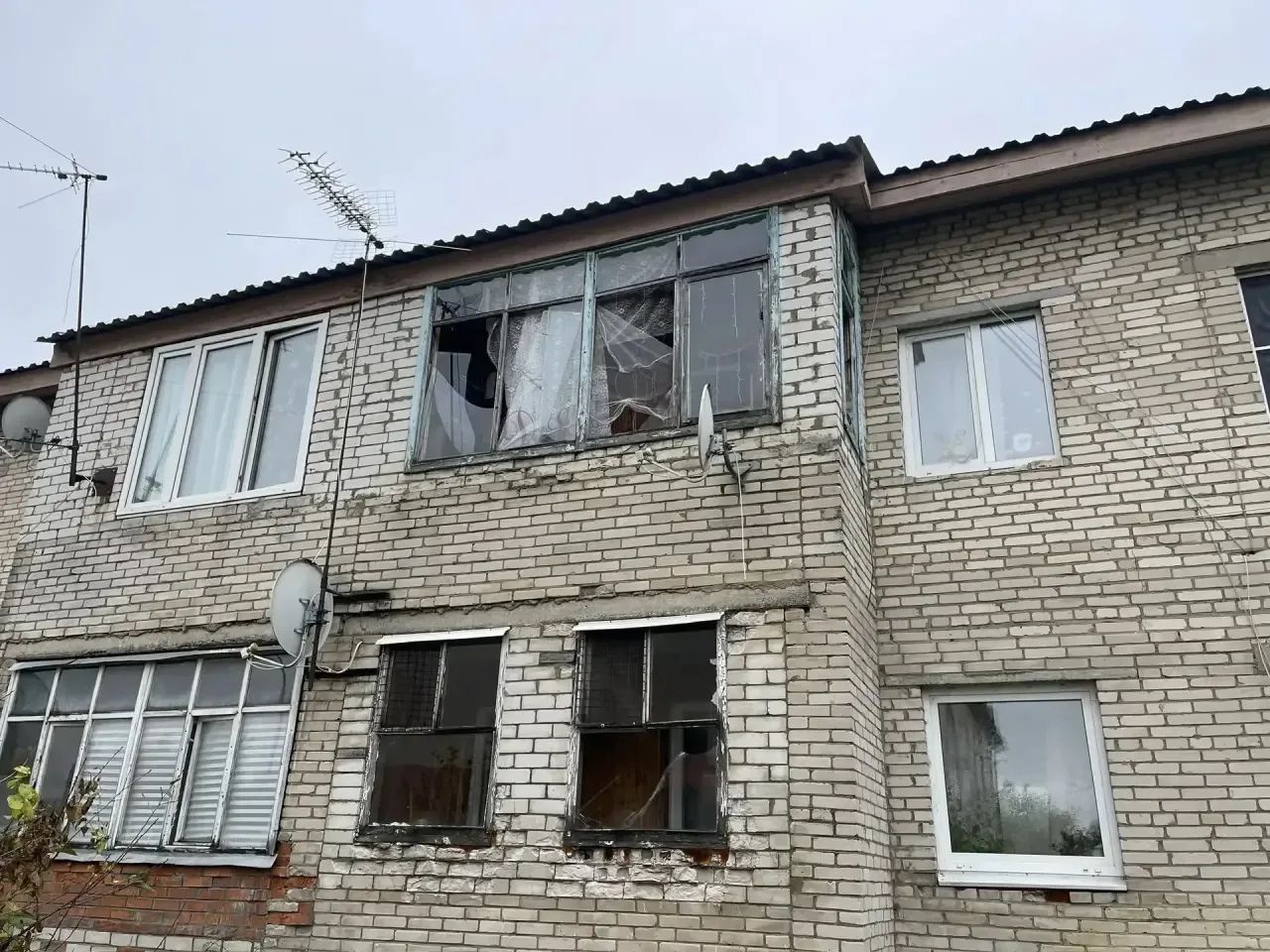 Глава муниципалитета осмотрел последствия атаки БПЛА в деревне Лыткино