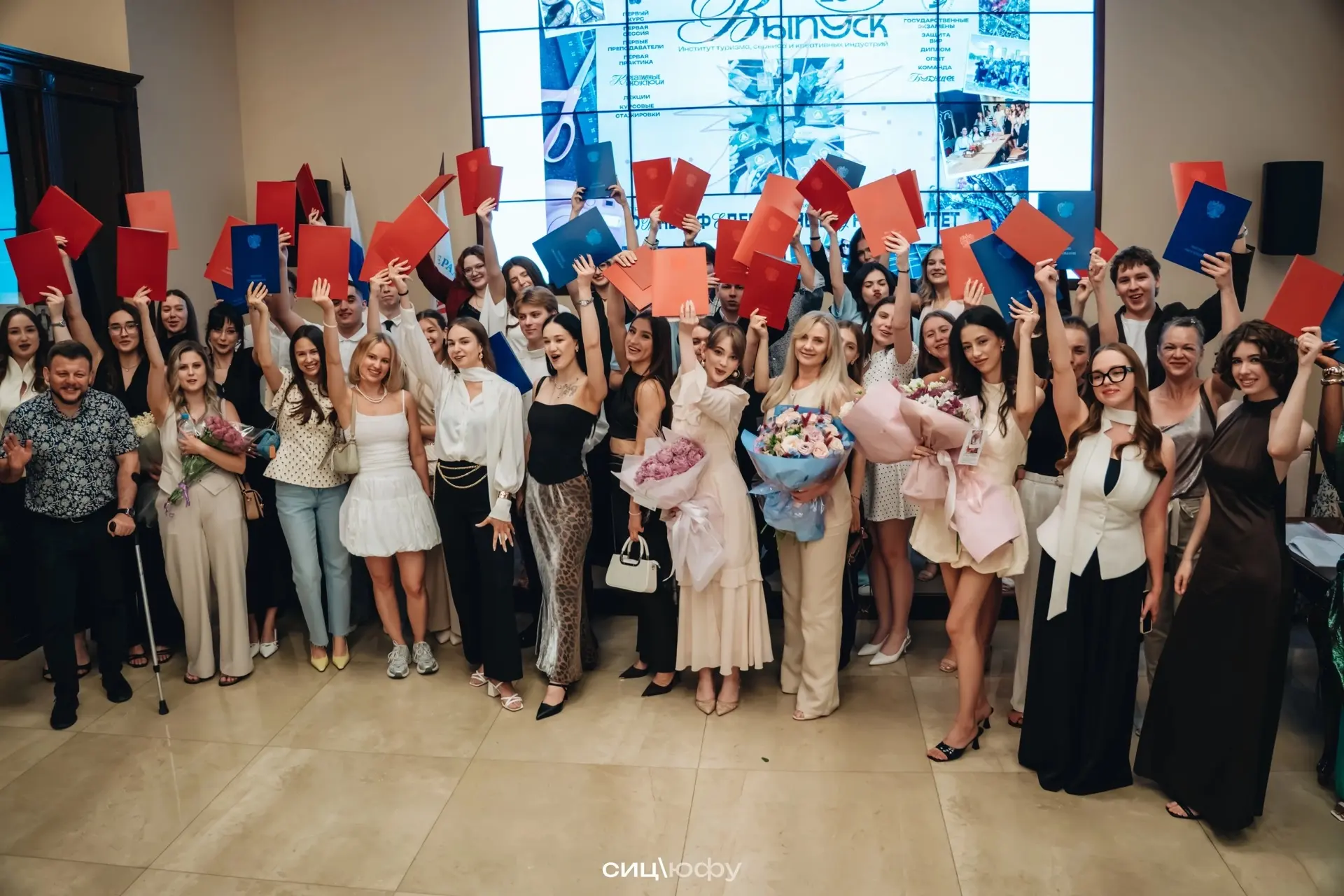 🎓 Поздравляем выпускников ИТСКИ с получением дипломов!

В эти дни в Институте туризма, сервиса и кр
