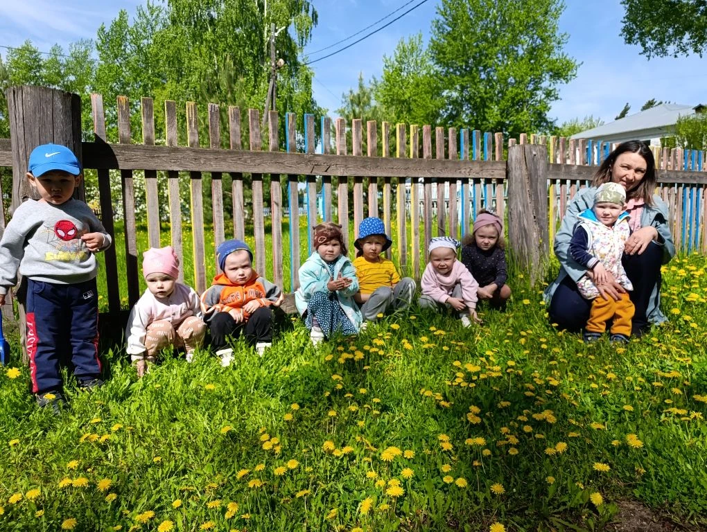 С приходом теплых дней двор детского сада оживает: солнце начинает пригревать, а простр...