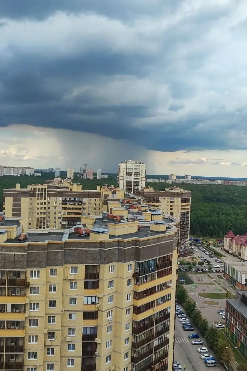 Красивый вид на дождь из Отрадного