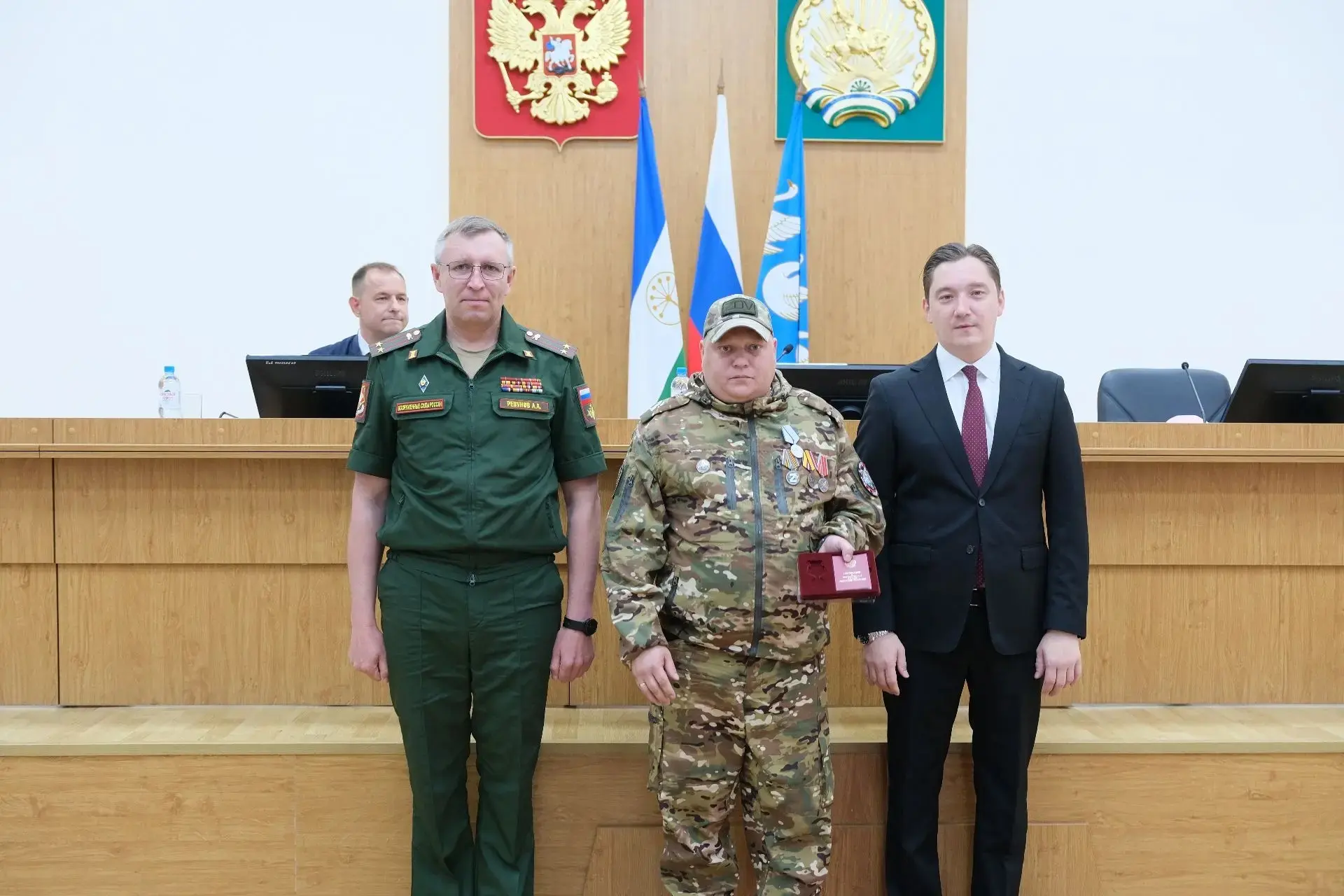 На оперативном совещании вручили награды нашим землякам.