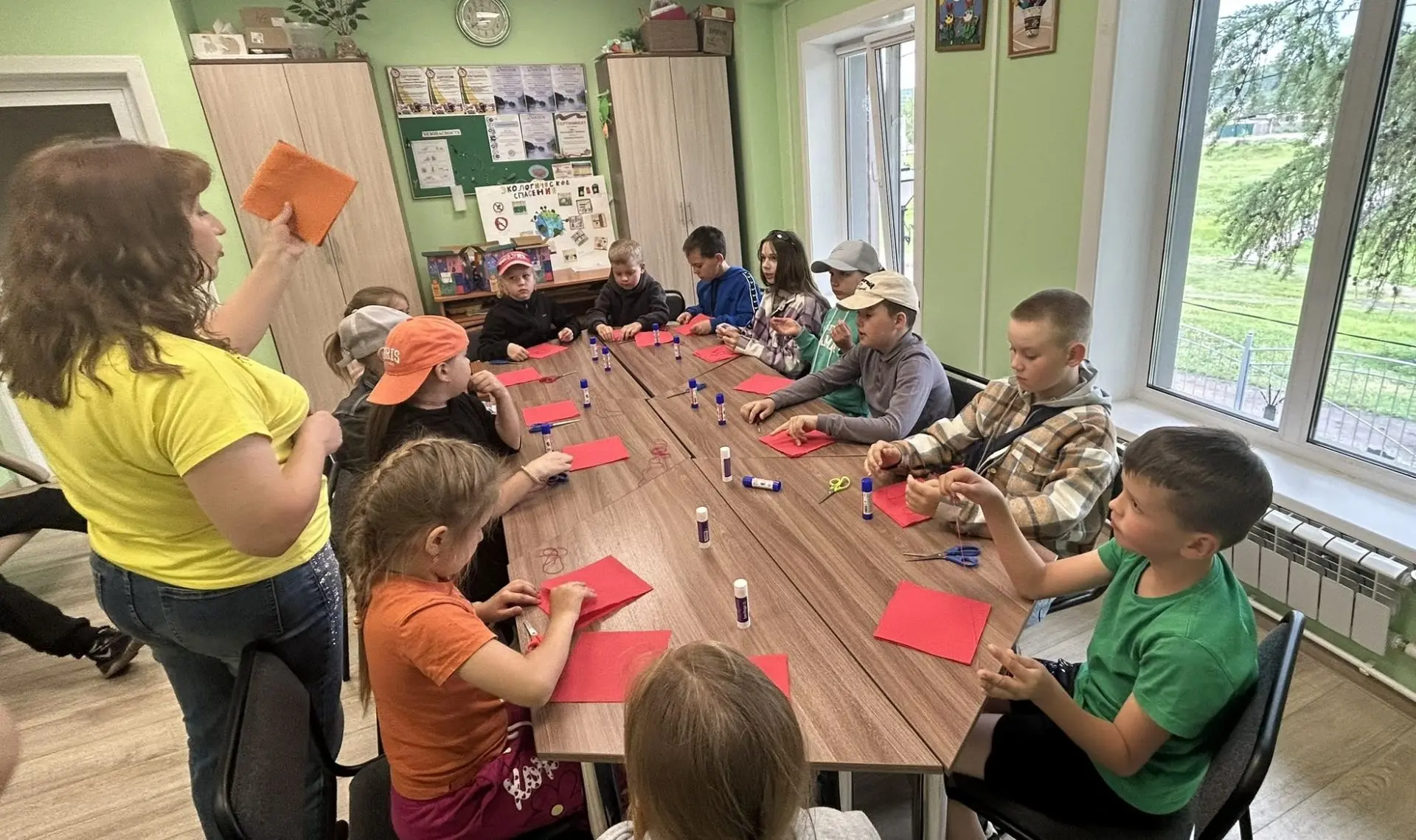 День 17. «Умелые ручки»: Память в каждом лепестке 🧵✂️

Сегодня в лагере Дома творчества царила особ