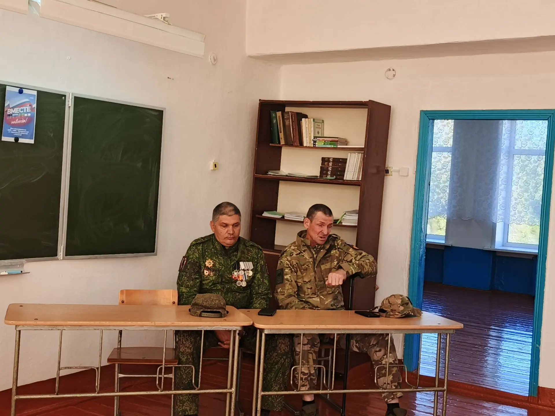 🇷🇺 В Красноярской средней школе прошла встреча старшеклассников и педагогов с участни...