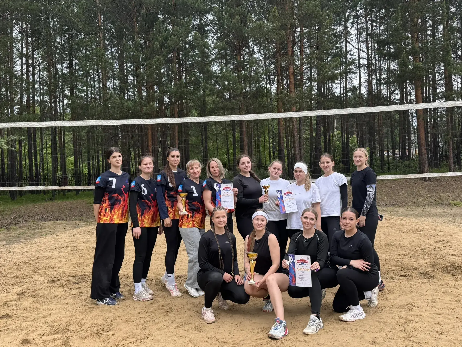 🏐21 июня в городе Саянск прошёл турнир по парковому волейболу среди мужских и женских команд, посвя