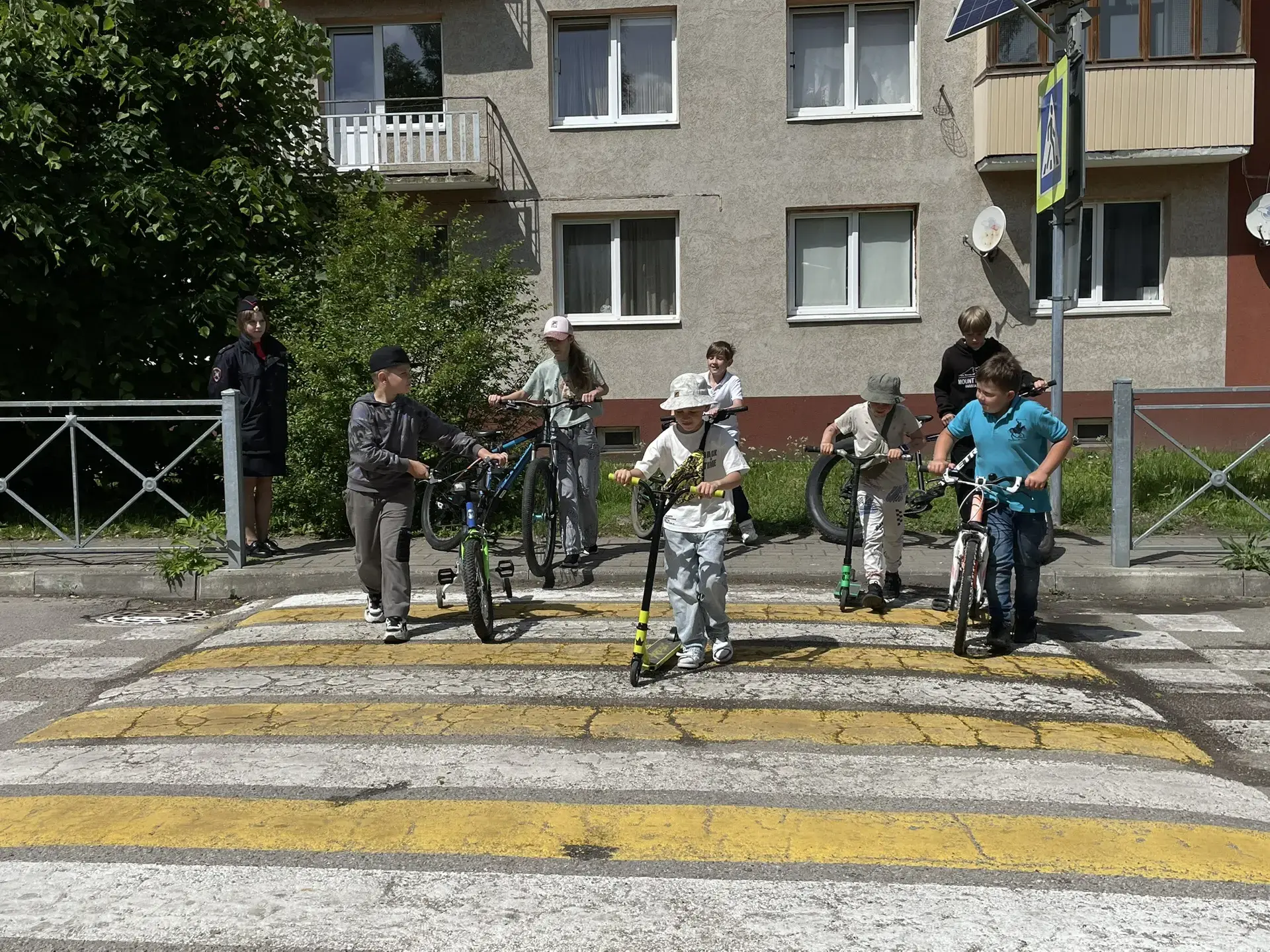 Без ремней и автокресел, зато с полосой препятствий! 👮‍♂️🚸

Вчера наш пришкольный лагерь превратил